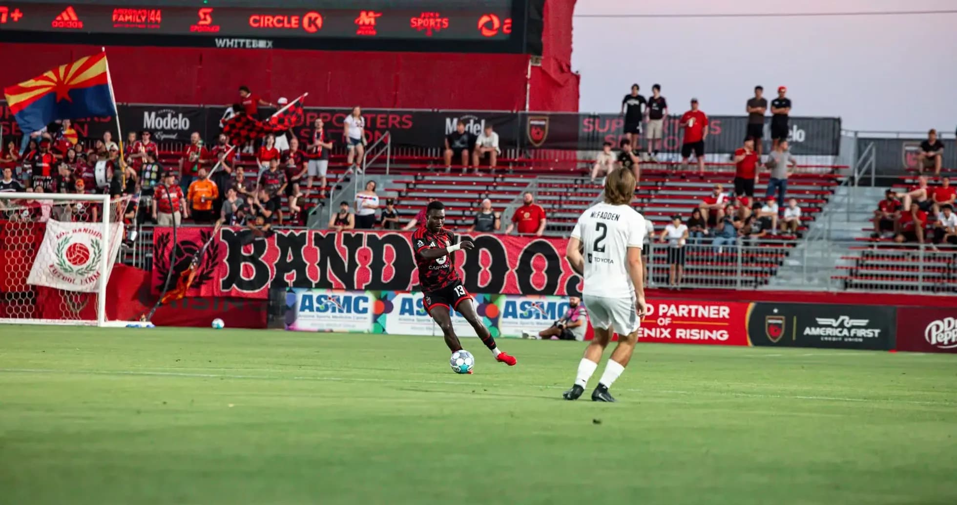 Jugador de Phoenix Rising en acción durante el partido