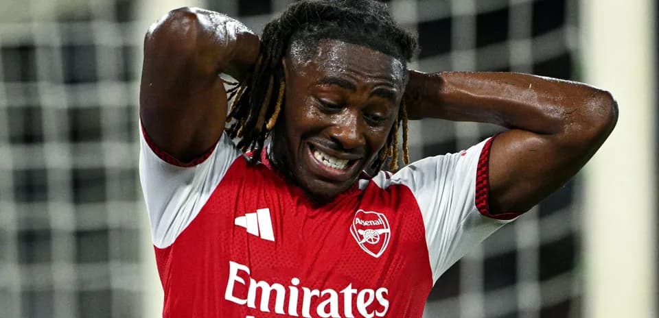 Jugador de Arsenal con expresión de frustración en el campo