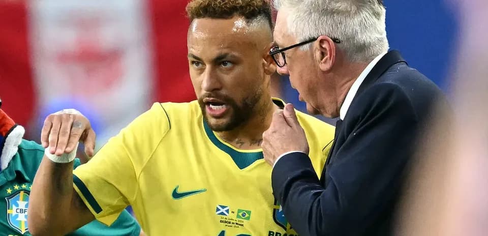 Neymar conversando con el entrenador en el campo