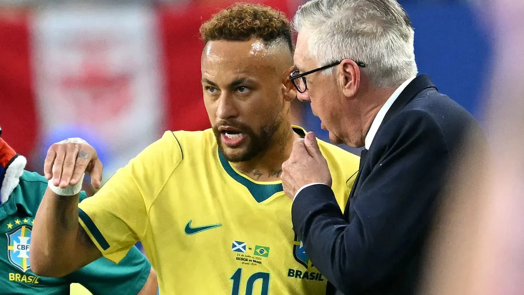 Neymar conversando con el entrenador en el campo