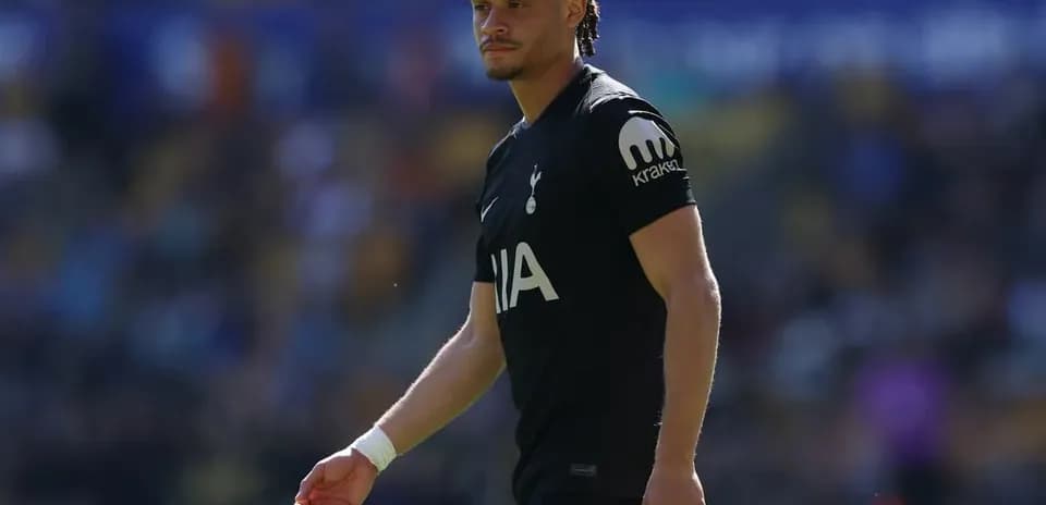 Jugador de Tottenham caminando en el campo
