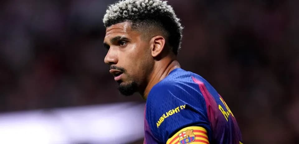 Jugador de fútbol con camiseta del Barcelona en perfil