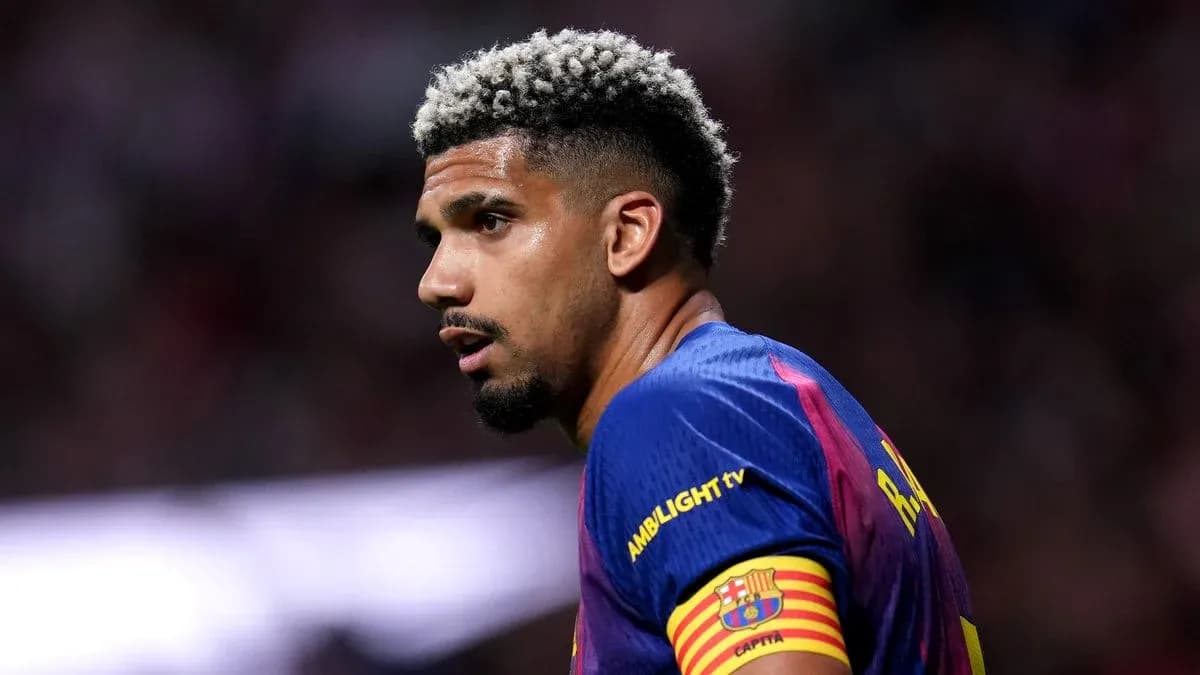 Jugador de fútbol con camiseta del Barcelona en perfil