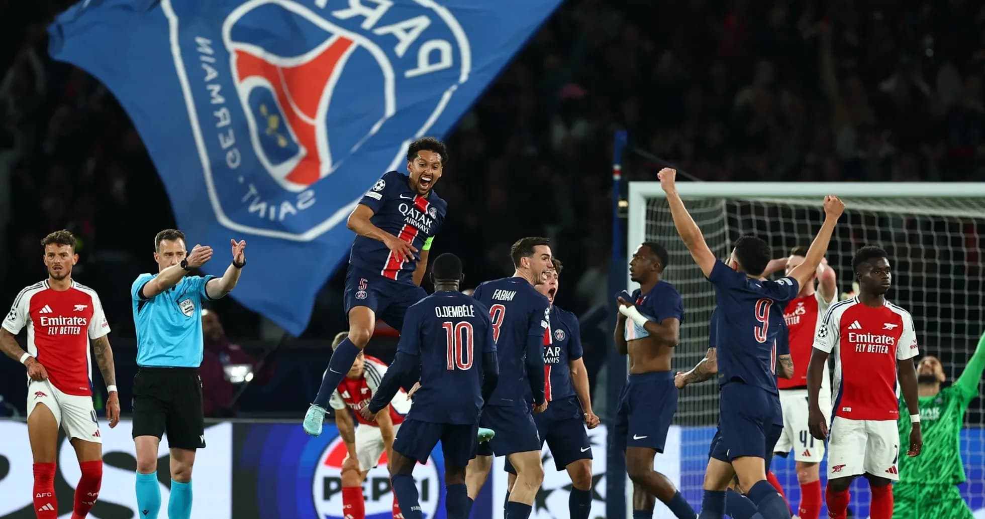 Jugadores de PSG celebrando un gol contra Arsenal