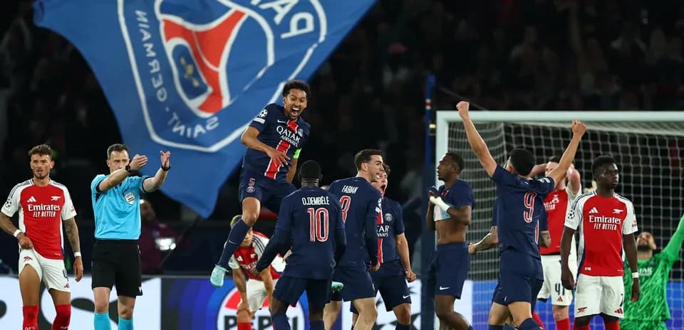 Jugadores de PSG celebrando un gol contra Arsenal