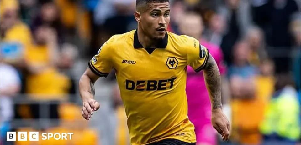 Jugador del Wolverhampton corriendo durante un partido