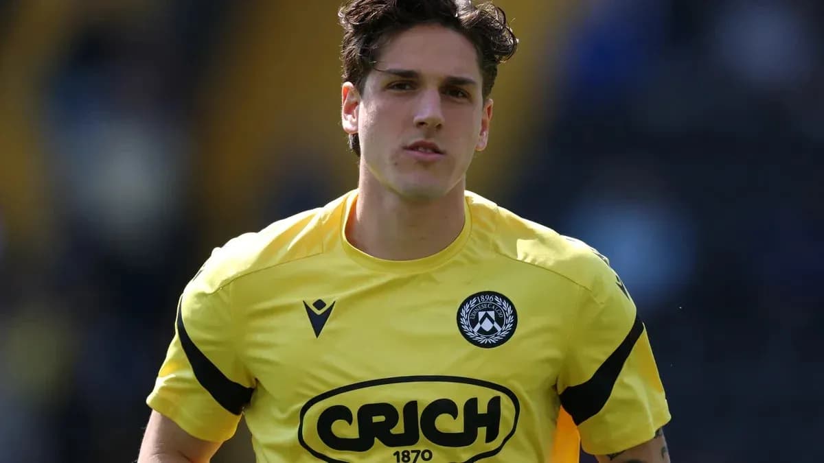 Jugador con camiseta amarilla en el campo de fútbol
