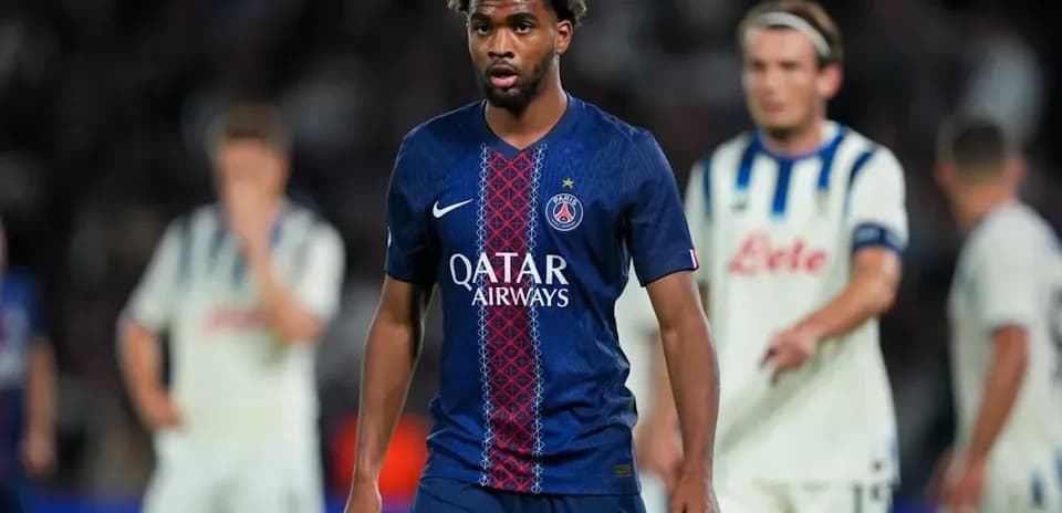 Jugador del PSG caminando en el campo durante el partido