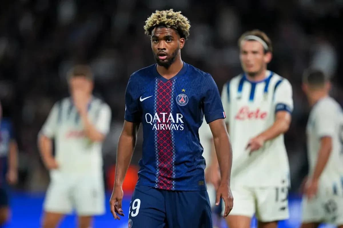 Jugador del PSG caminando en el campo durante el partido