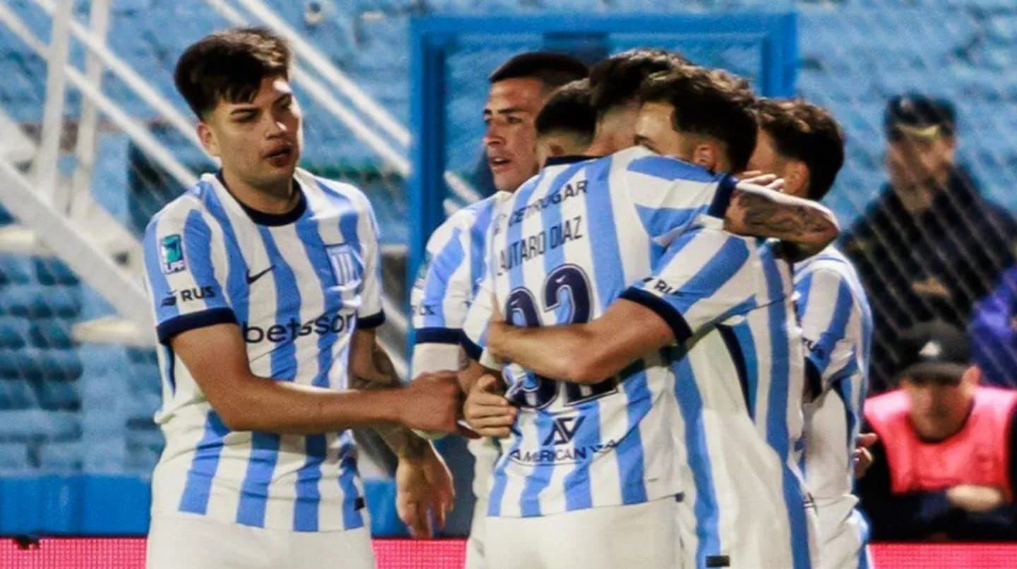 Jugadores de Racing Club celebrando un gol