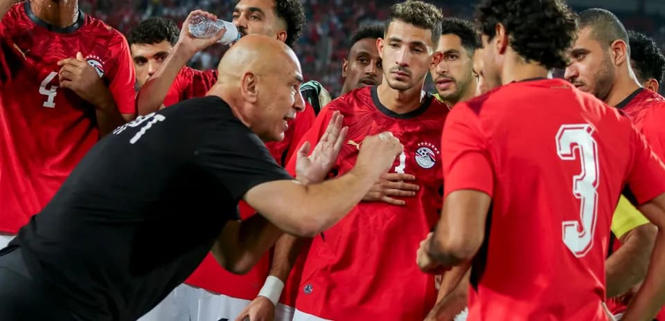 Entrenador dando instrucciones a jugadores de Egipto