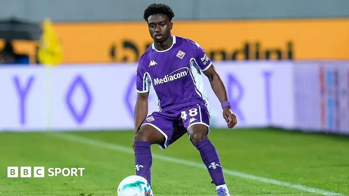 Jugador de Fiorentina controlando el balón en el campo