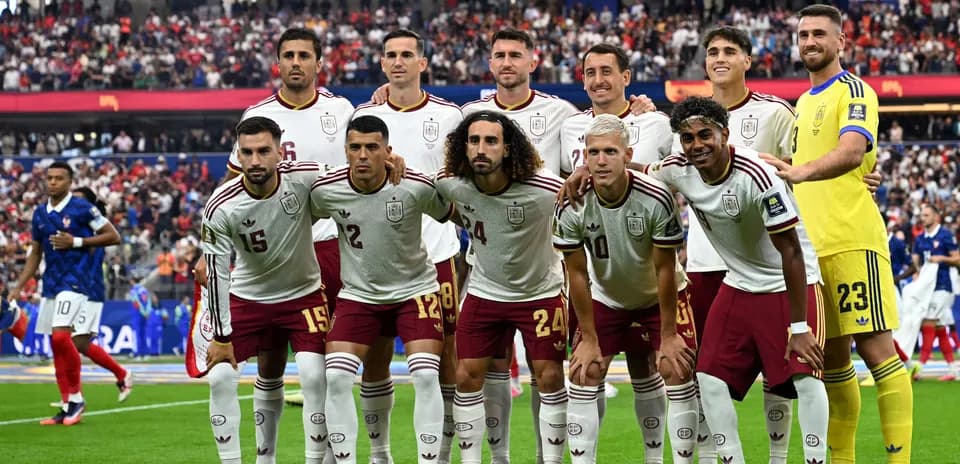Equipo de fútbol de España posando antes del partido