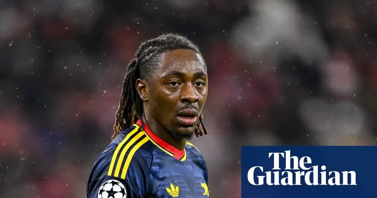 Jugador en acción durante un partido de fútbol