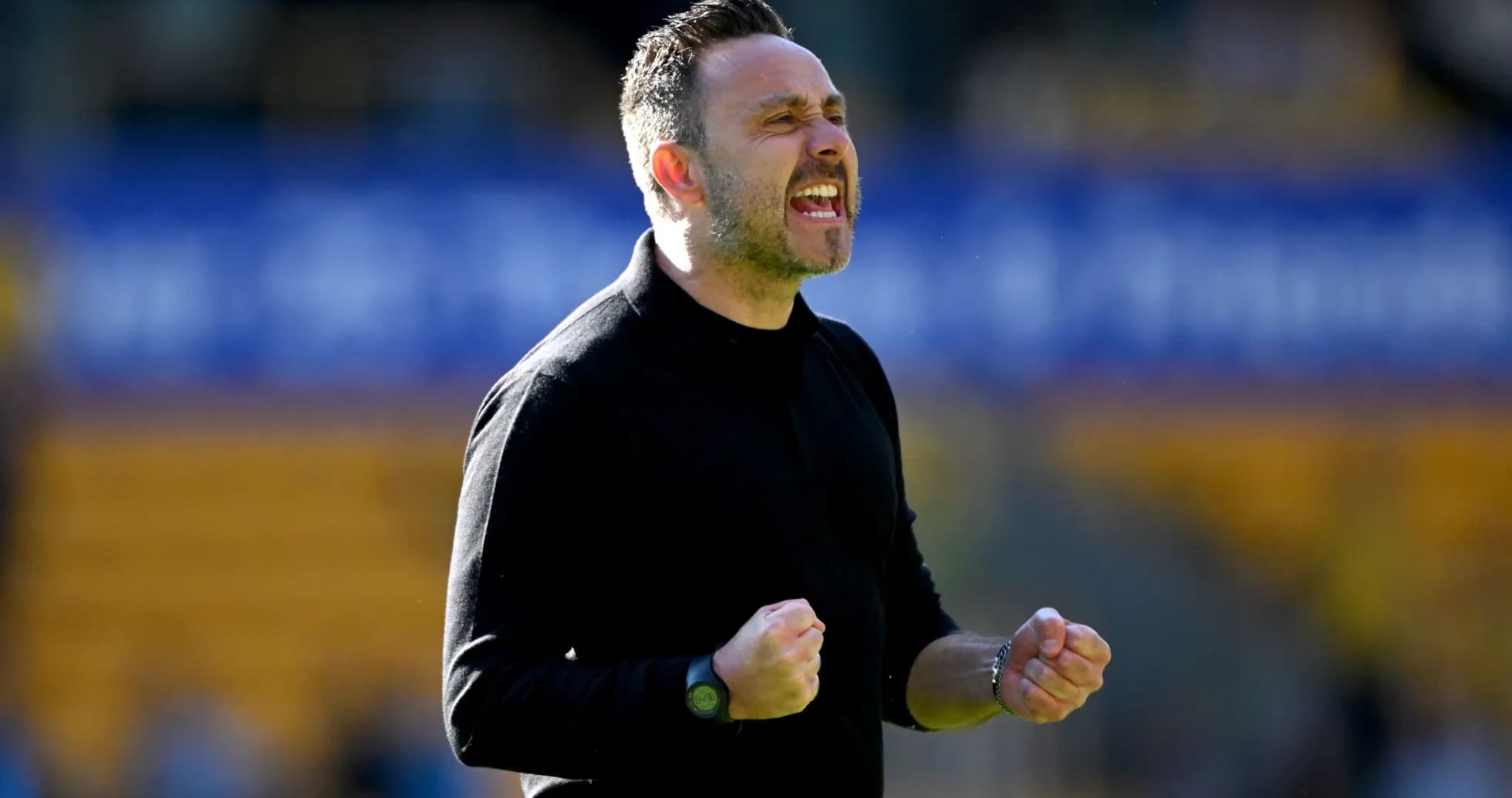 Entrenador celebrando durante un partido en el campo