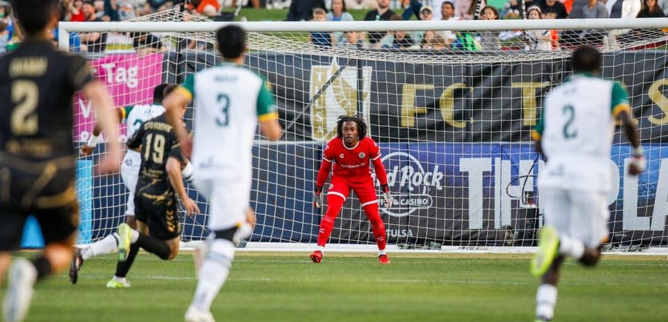 Jugador en el arco durante un partido de fútbol