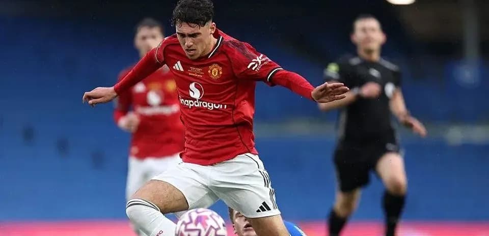 Jugador de Manchester United cayendo tras una falta