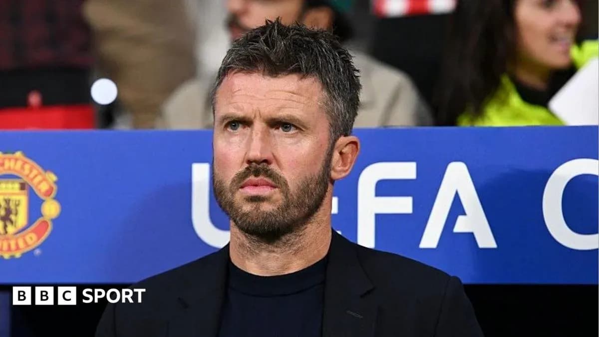 Entrenador en banquillo durante un partido de fútbol