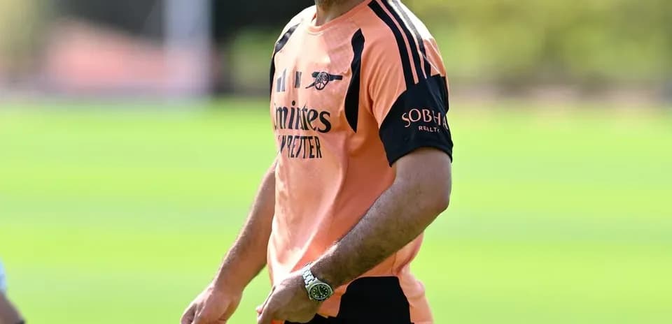Entrenador sonriente dirigiendo la sesión de entrenamiento