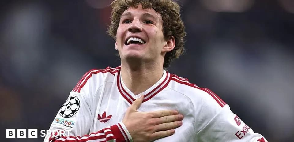 Jugador celebrando con la mano en el pecho