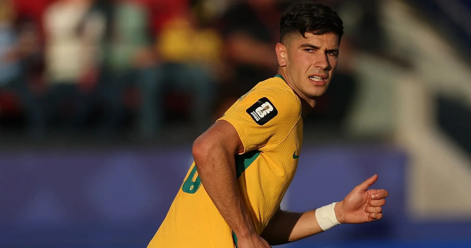 Jugador australiano corriendo en un partido de fútbol