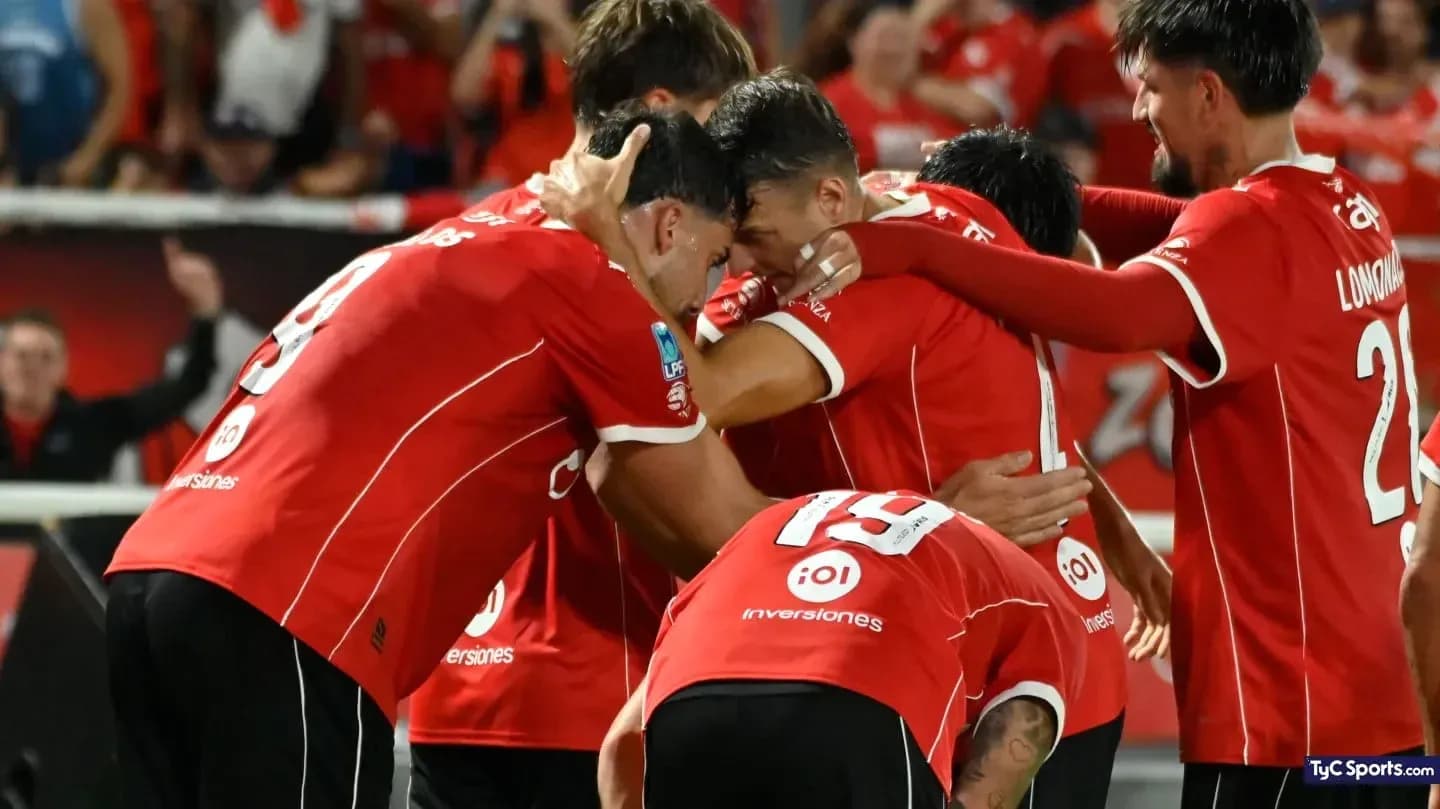 Jugadores de Independiente celebrando un gol