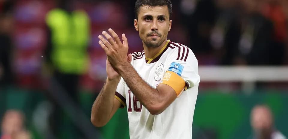 Jugador aplaudiendo en el campo tras el partido