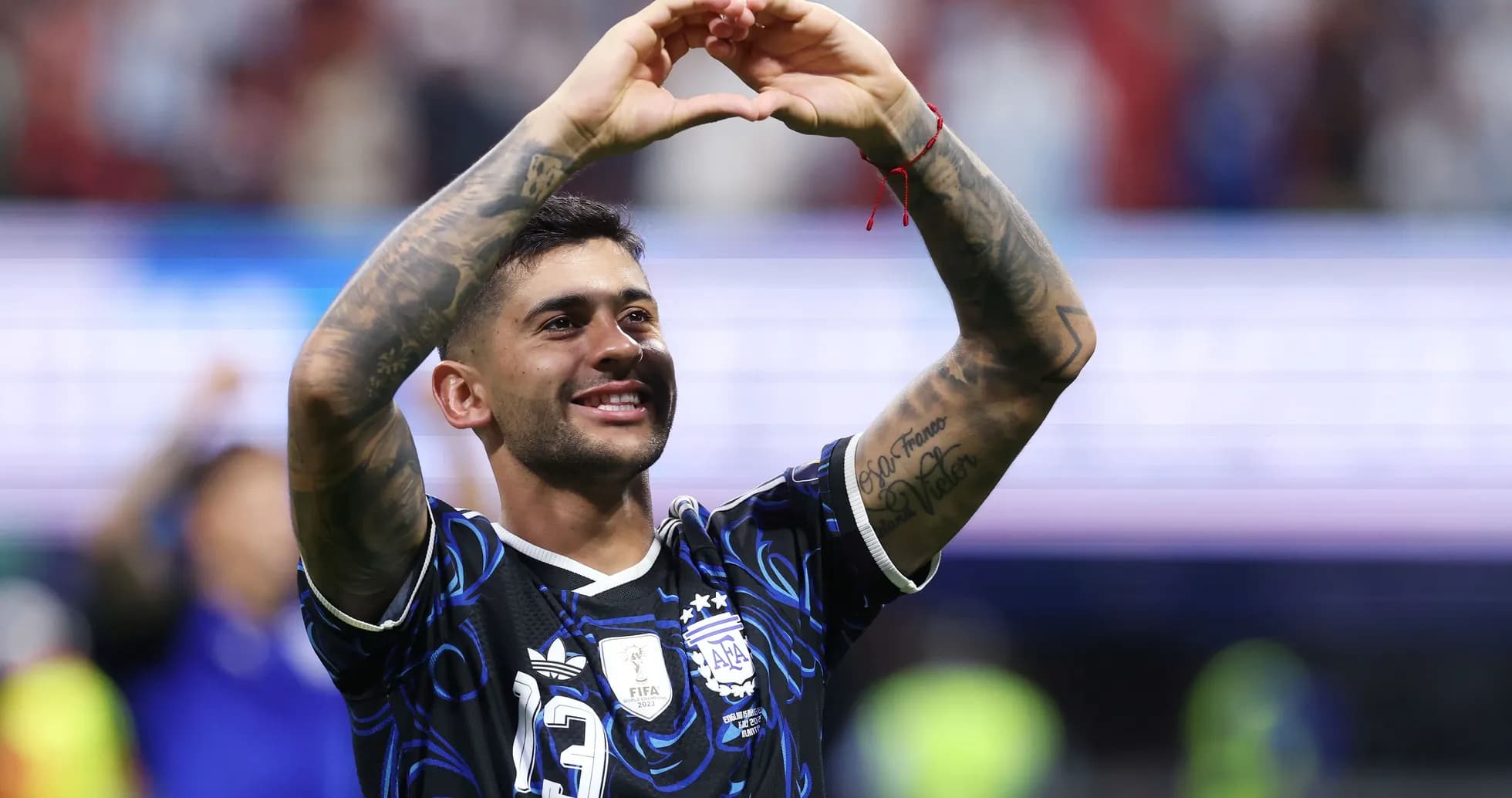 Jugador de Argentina haciendo un corazón con las manos