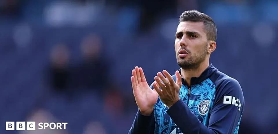 Jugador aplaudiendo en el campo de entrenamiento