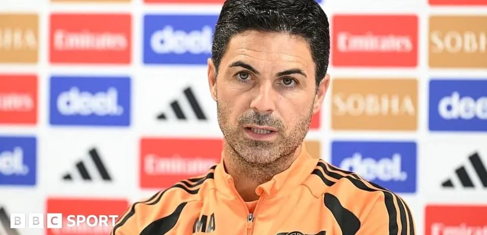 Entrenador hablando en conferencia de prensa
