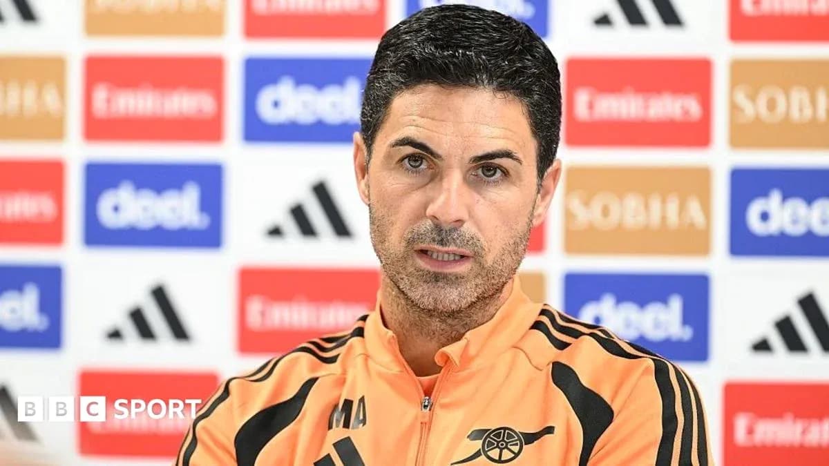 Entrenador hablando en conferencia de prensa