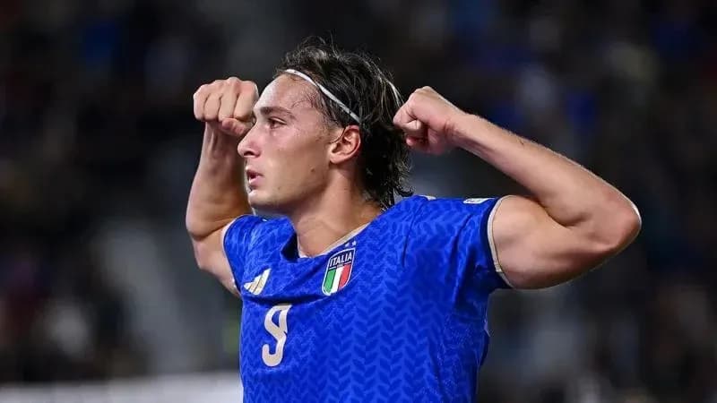 Jugador de Italia celebrando un gol en el partido