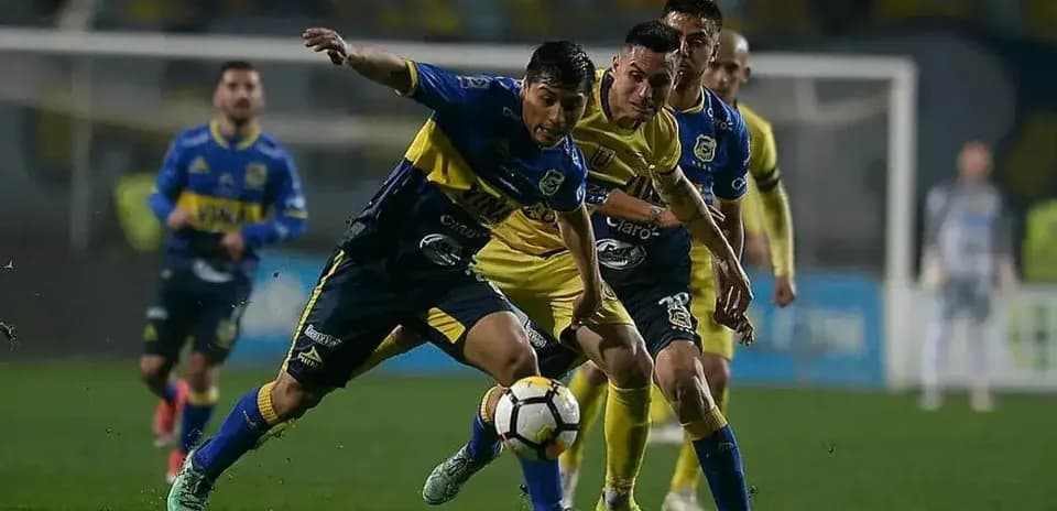 Jugadores compitiendo por el balón en el partido