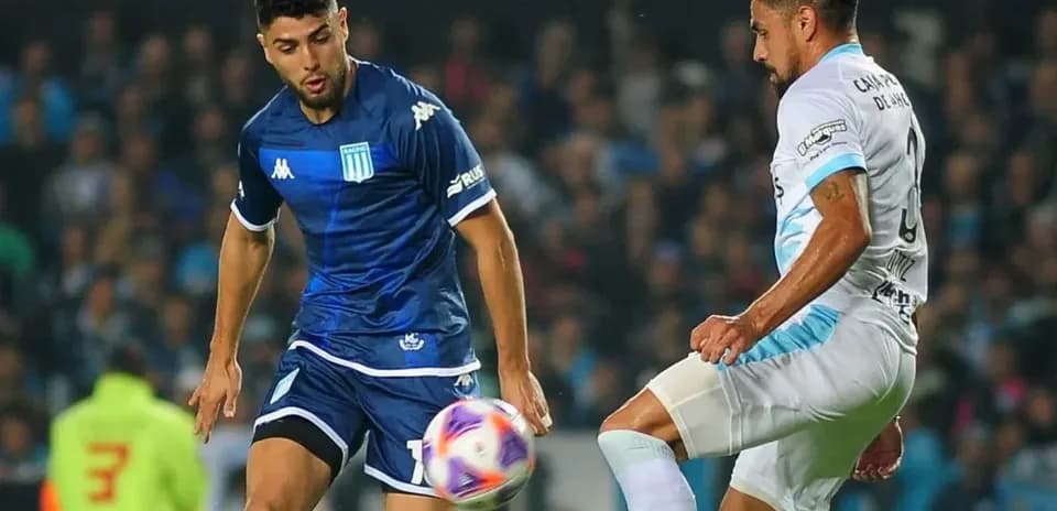 Jugadores de Racing Club y Atlético Tucumán en acción