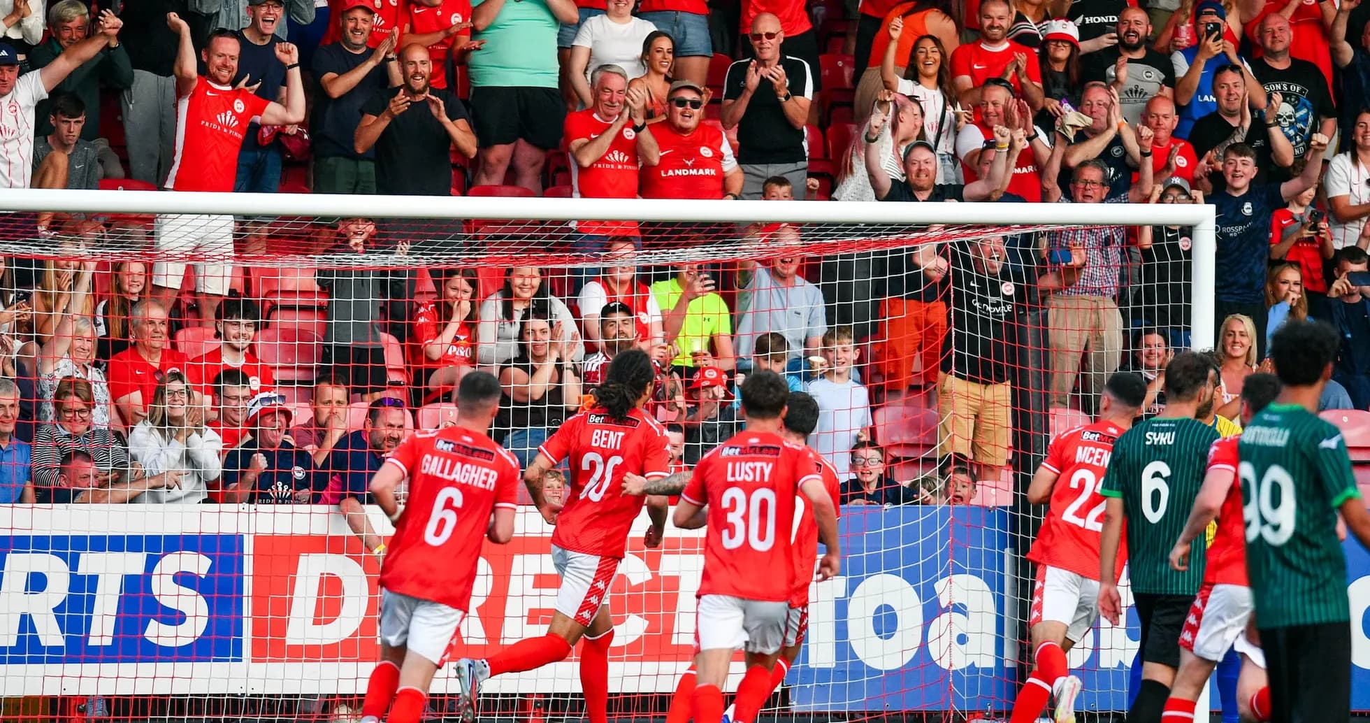 Jugadores de Larne celebrando un gol