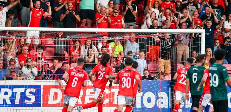 Jugadores de Larne celebrando un gol