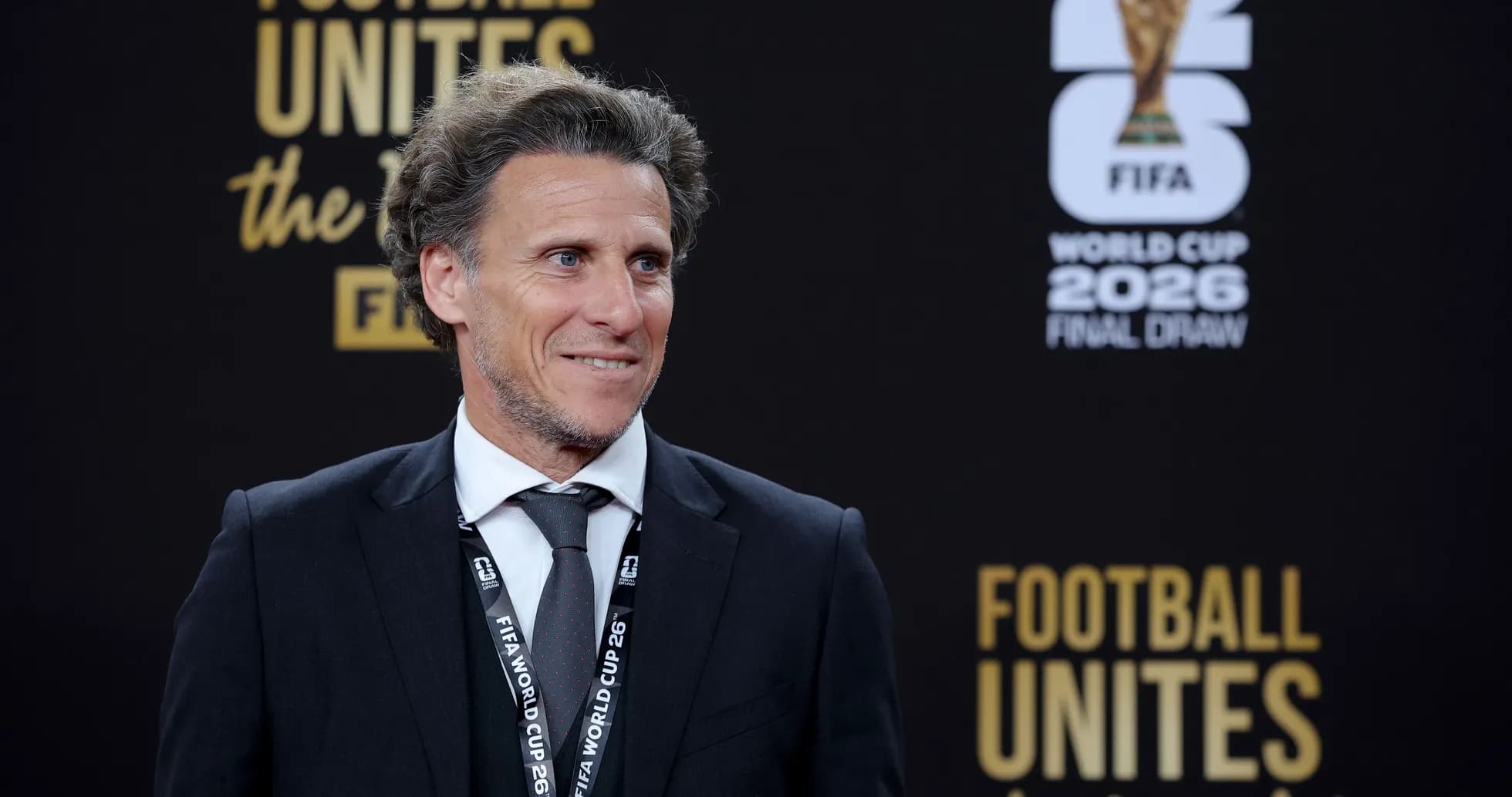Persona sonriendo en evento del sorteo del Mundial 2026