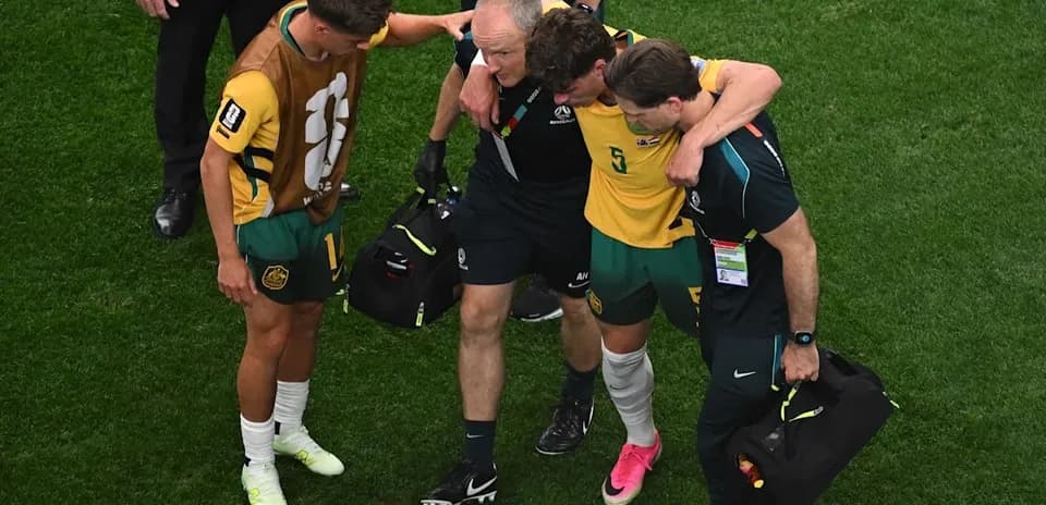 Jugadores australianos reciben atención médica en el campo