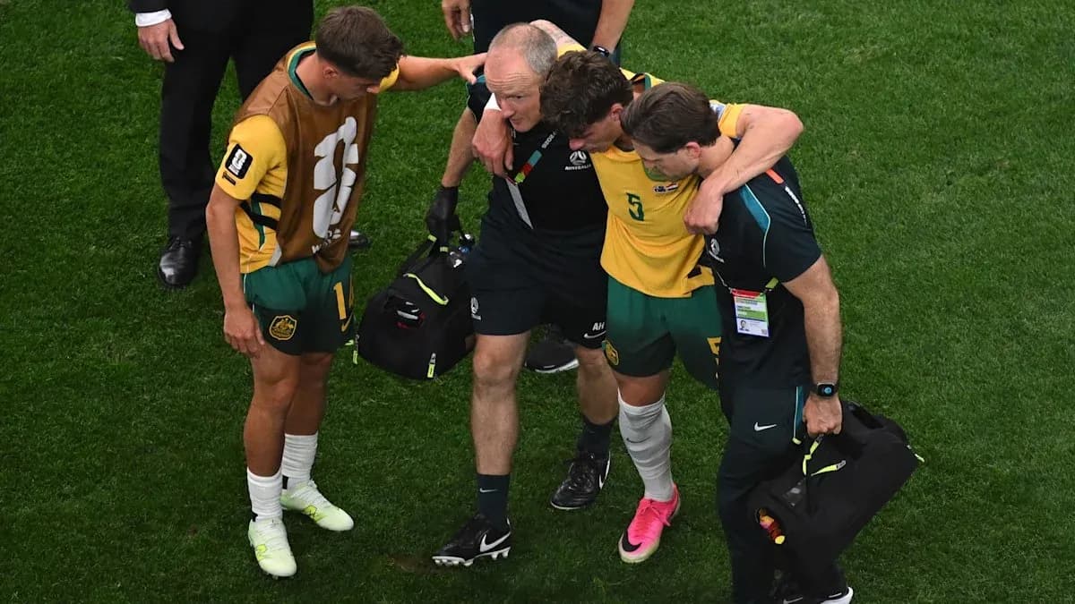 Jugadores australianos reciben atención médica en el campo