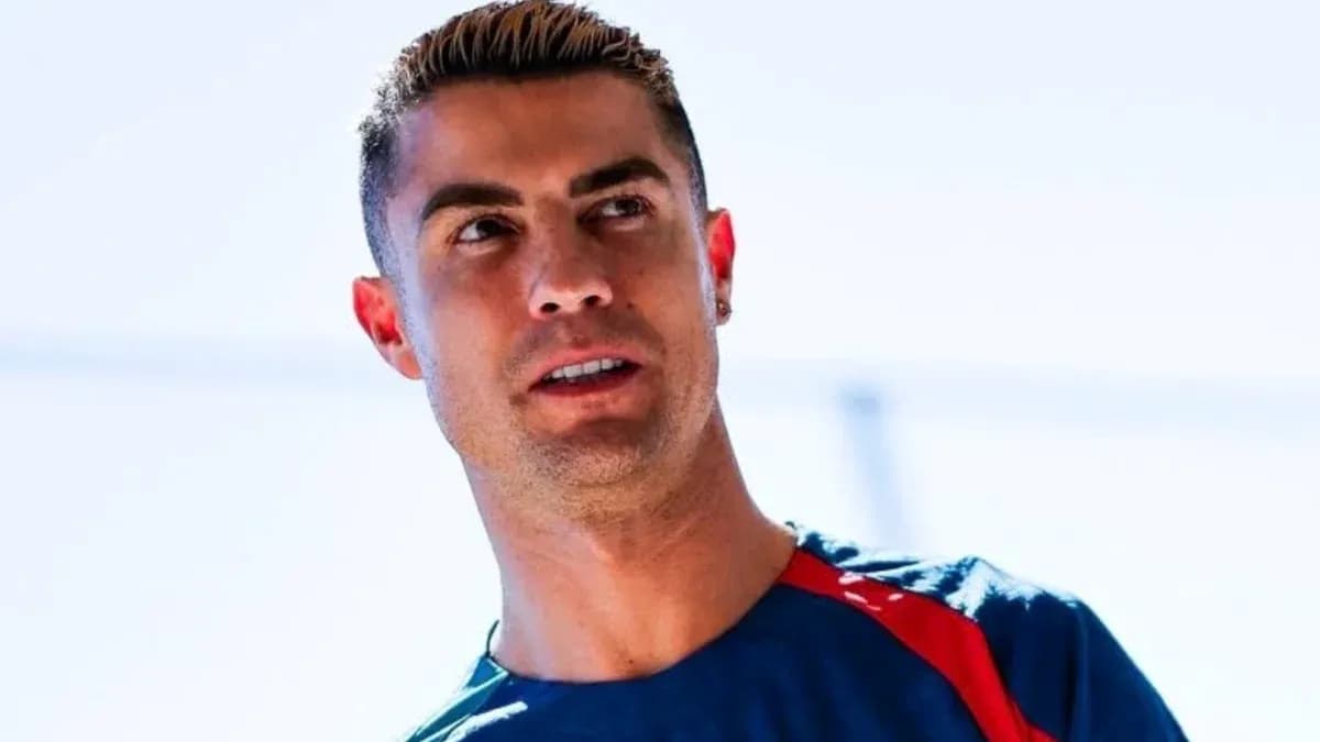 Jugador mirando hacia un lado con camiseta deportiva
