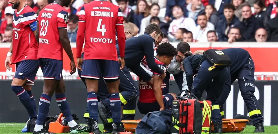 Jugadores de Lille rodeando a un compañero herido