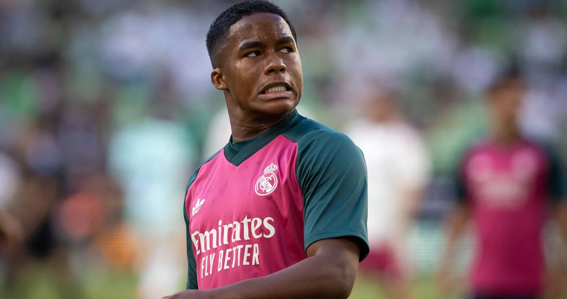 Jugador de Real Madrid en calentamiento antes del partido