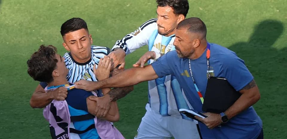 Jugadores y entrenador involucrados en un altercado