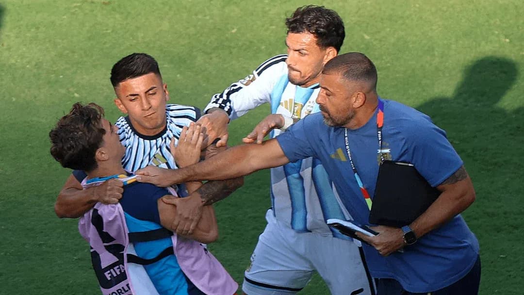 Jugadores y entrenador involucrados en un altercado