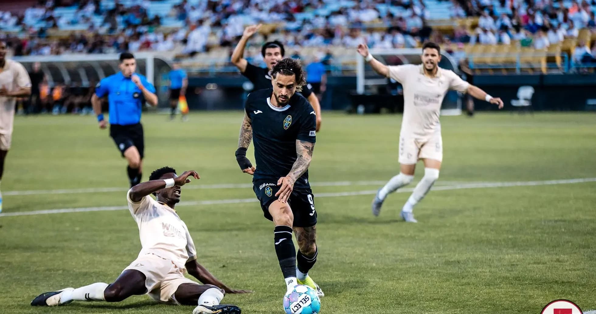 Jugador esquivando a un oponente en el campo