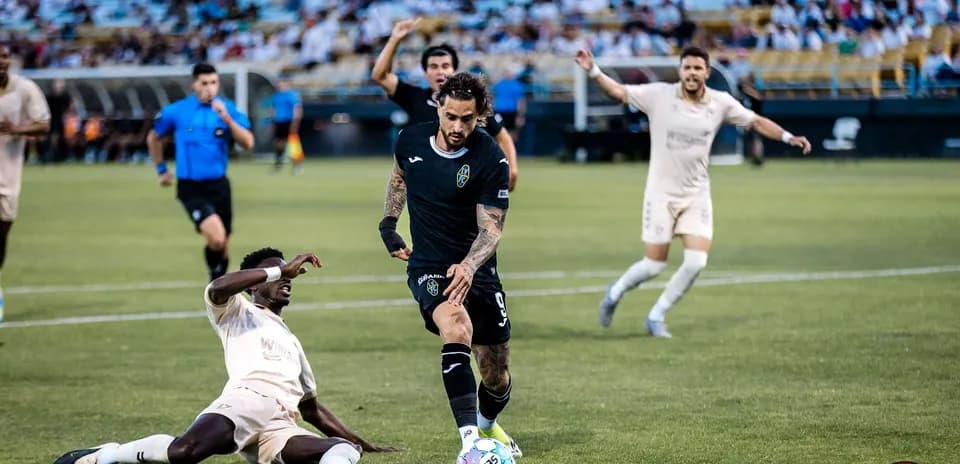 Jugador esquivando a un oponente en el campo