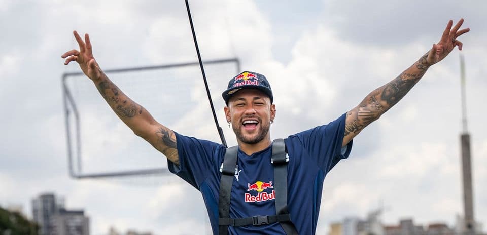 Neymar con brazos levantados en evento promocional