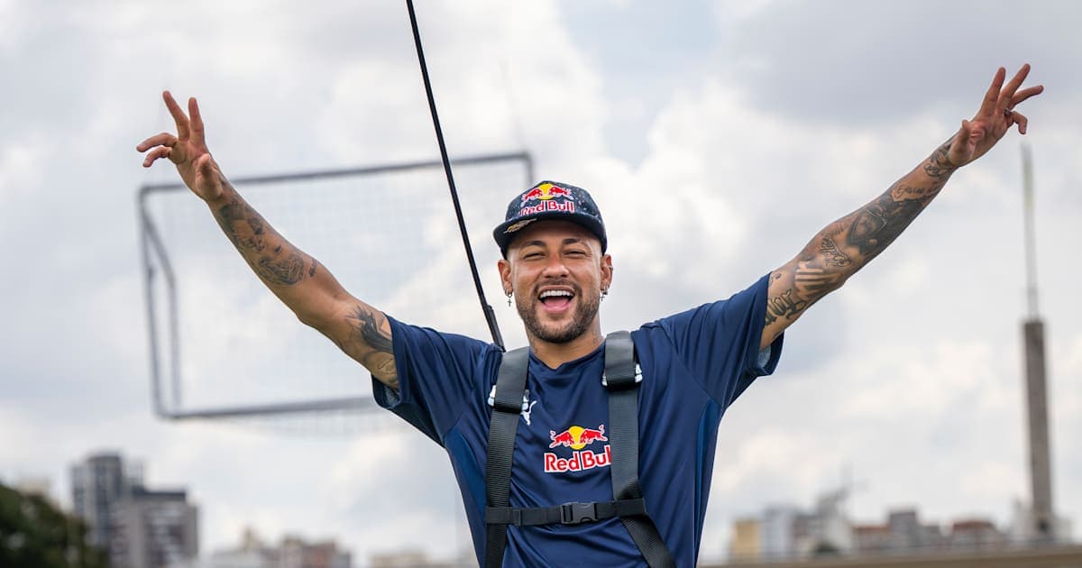 Neymar con brazos levantados en evento promocional