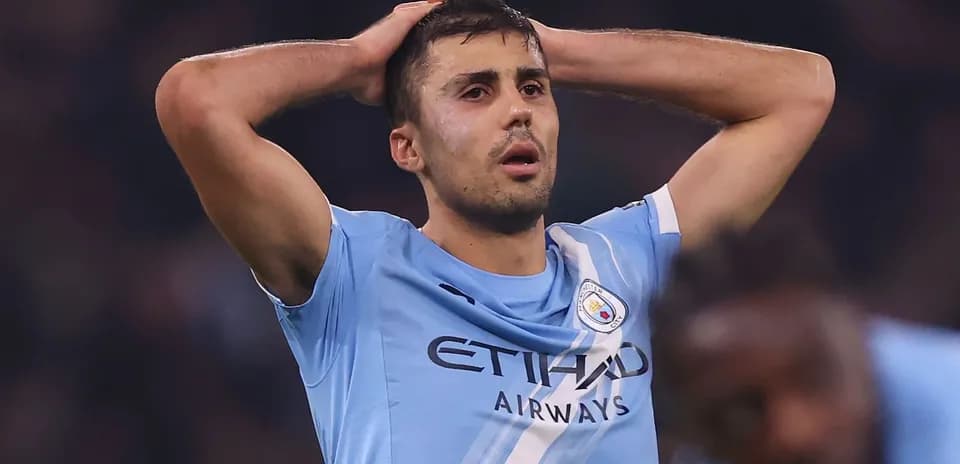 Jugador de Manchester City con manos en la cabeza