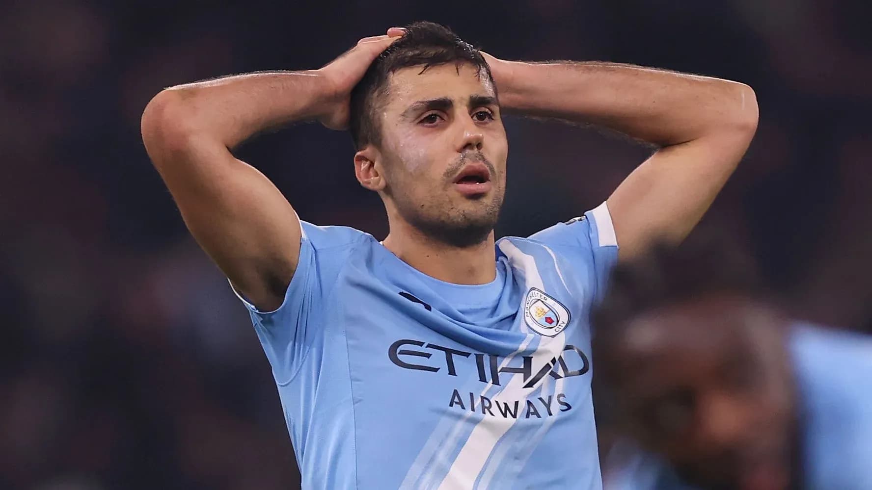 Jugador de Manchester City con manos en la cabeza